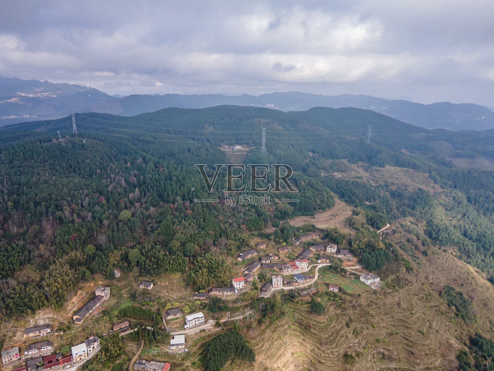 山顶上传统小村庄和田野的鸟瞰图照片摄影图片