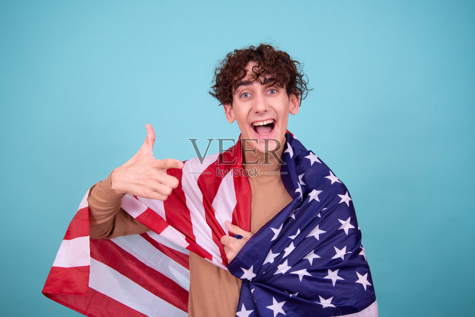 拿着美国国旗的年轻帅哥。照片摄影图片