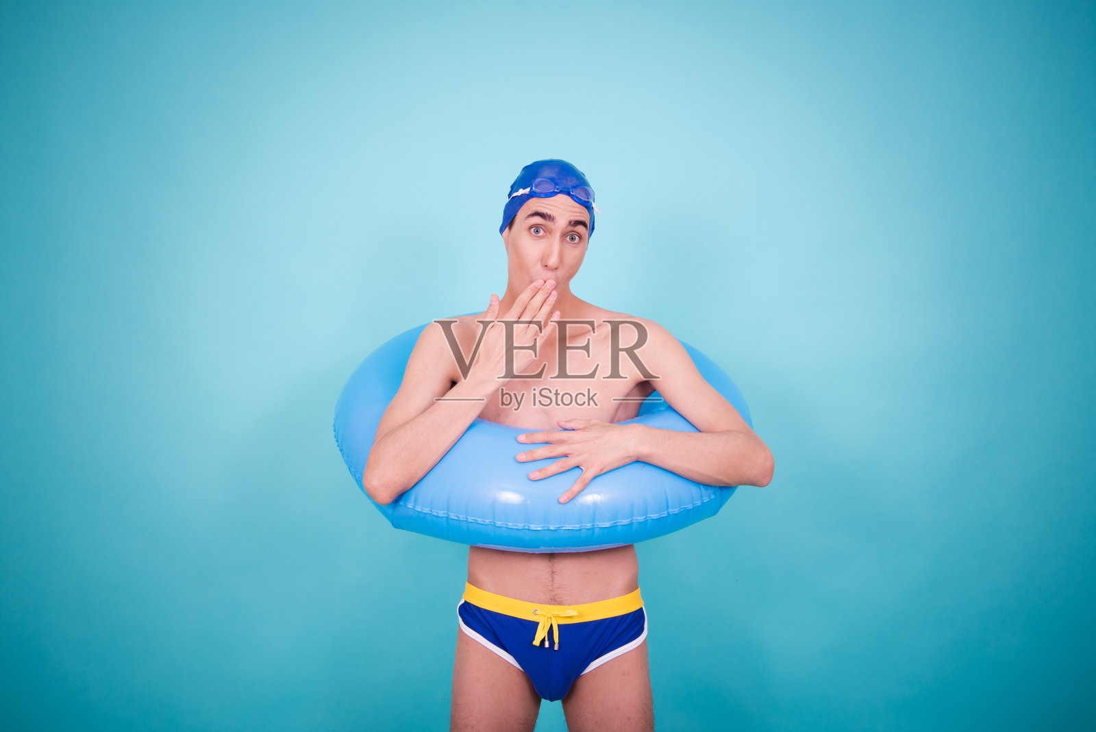 有趣的家伙准备在海上度假游泳。照片摄影图片