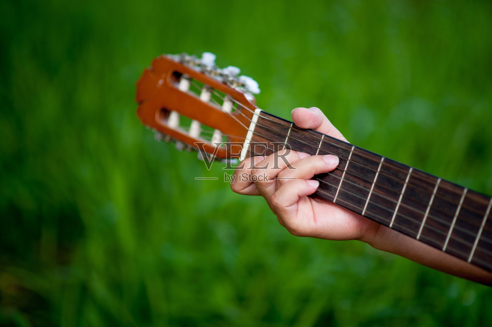 吉他与自然氛围好照片摄影图片