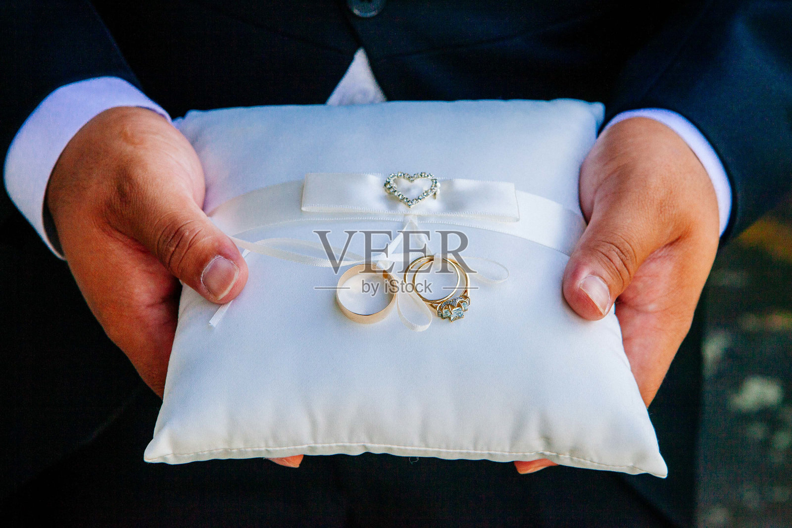 婚礼或订婚戒指的特写镜头照片摄影图片