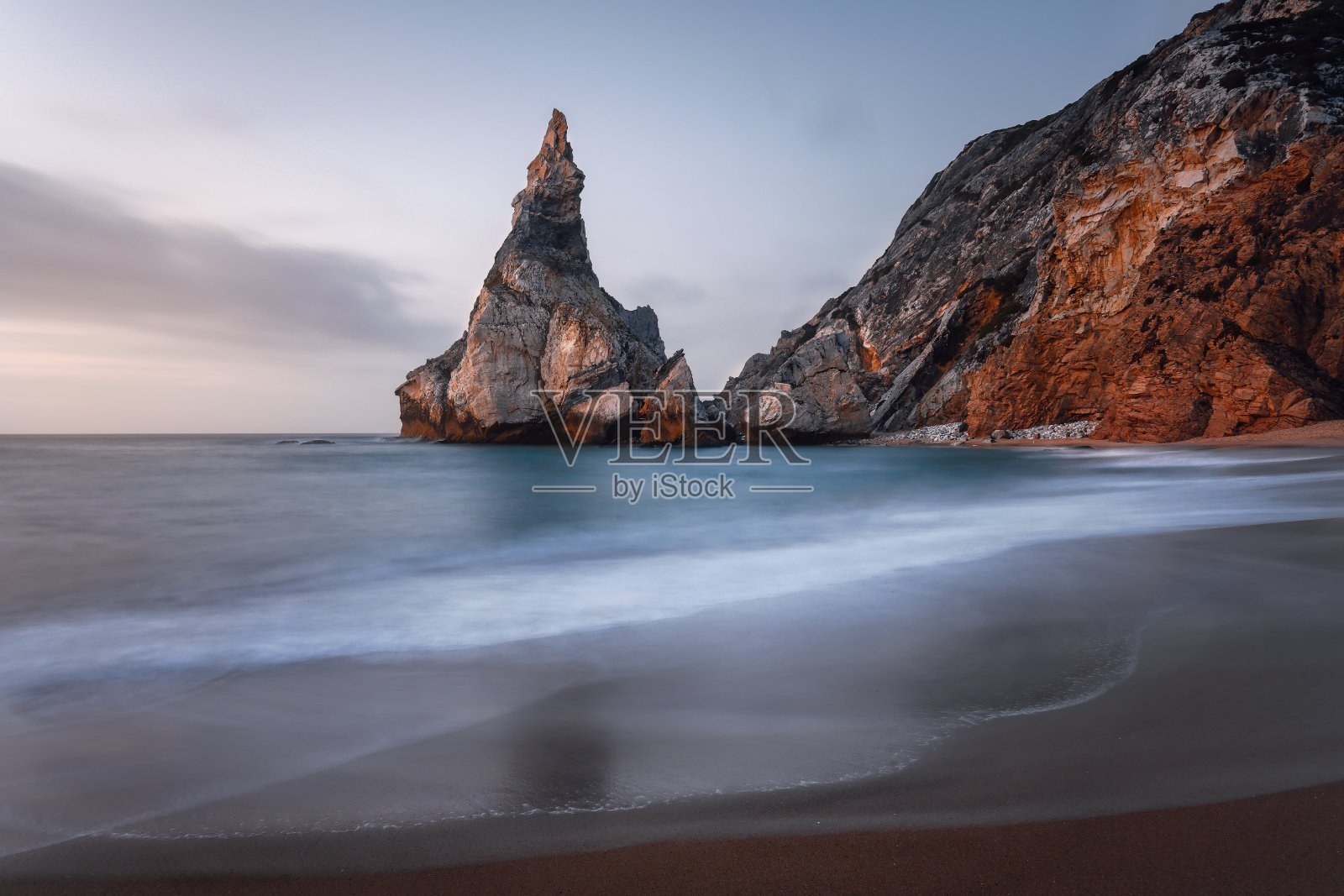 晚霞中的熊座海滩。辛特拉,葡萄牙。超现实的沙滩，巨大的高耸的岩石和柔软的海浪在大西洋海岸景观照片摄影图片