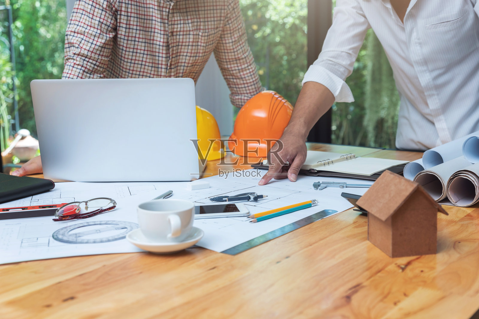 工程师和建筑师的概念，工程师建筑师和房地产代理办公室团队一起工作的蓝图照片摄影图片