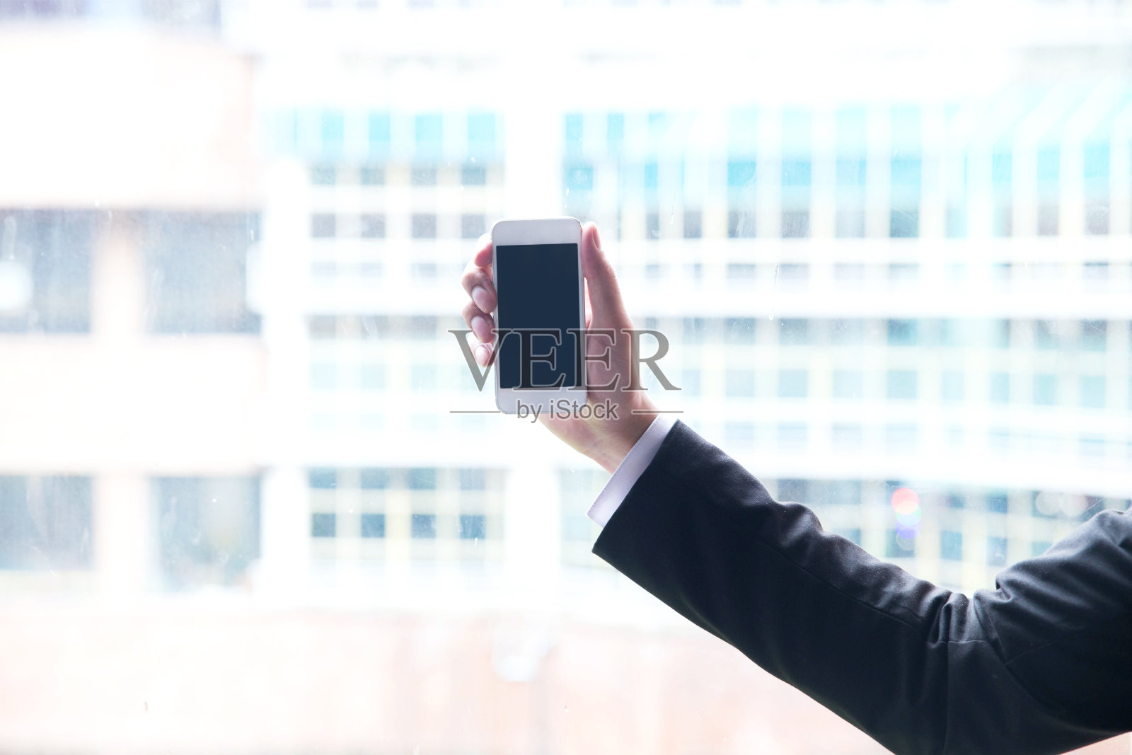 男性手握和使用现代智能手机的特写照片摄影图片