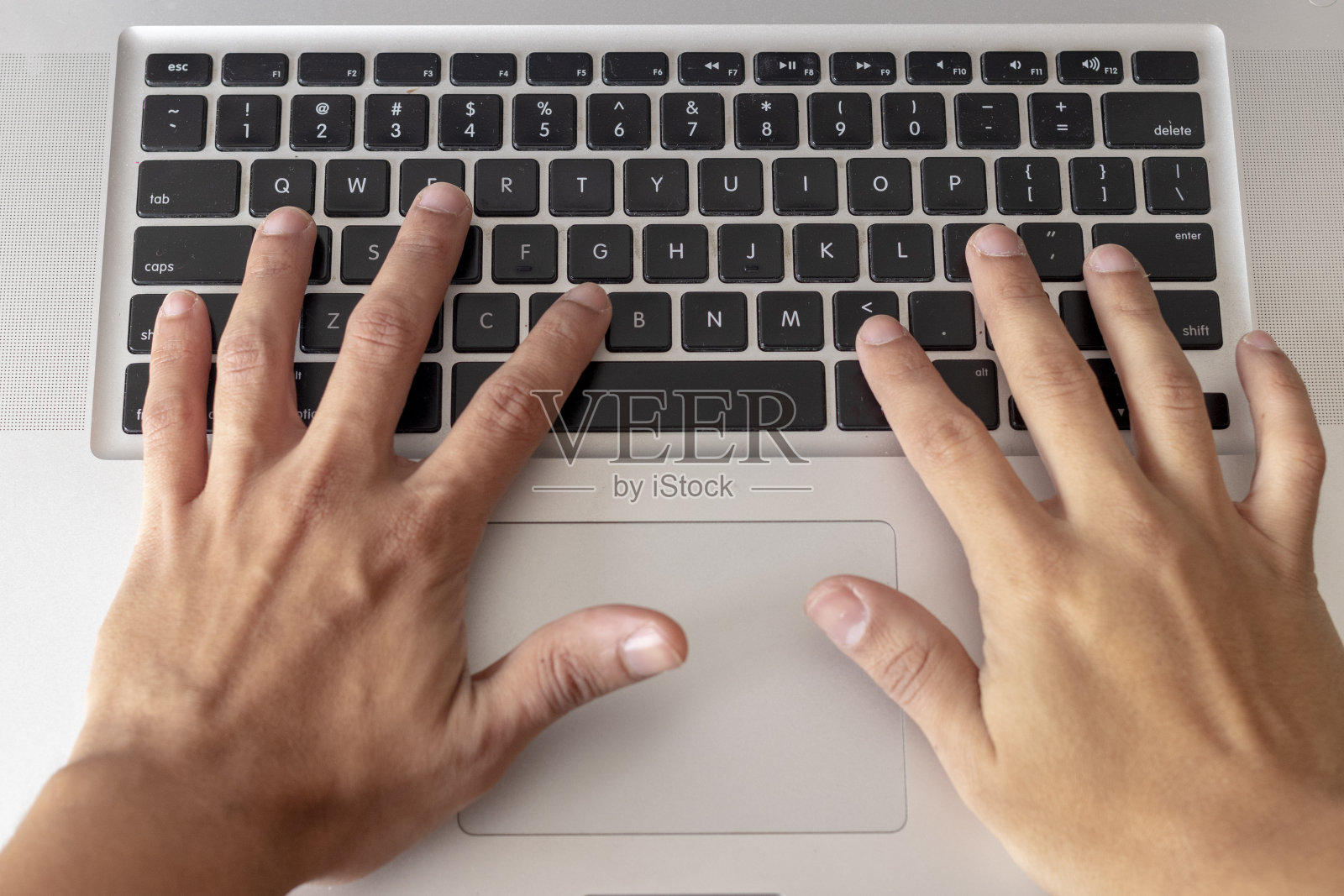 双手在电脑键盘上打字照片摄影图片