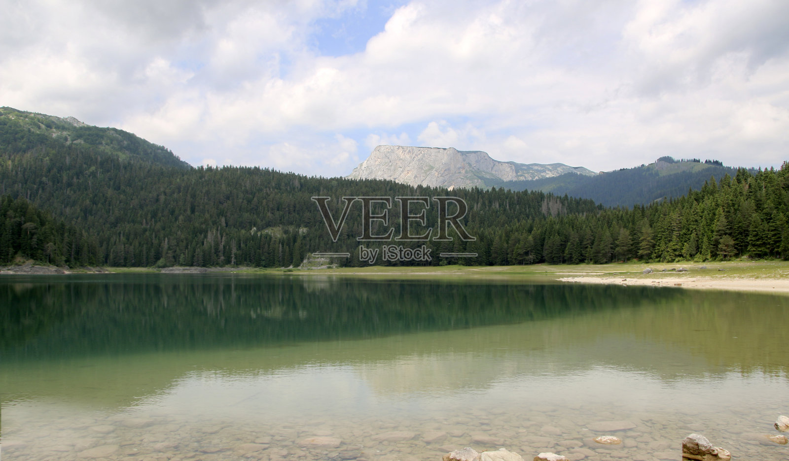 黑湖，扎布利亚克，黑山。位于黑山共和国杜米托尔国家公园内杜米托尔山上的小型冰川湖。照片摄影图片