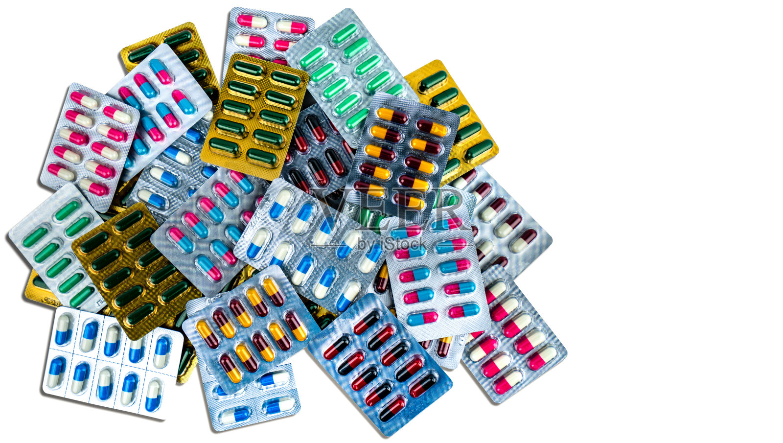 抗生素胶囊药丸的顶视图隔离在泡罩包装隔离在白色背景与复制空间。抗生素耐药性。制药行业。抗菌素耐药性概念。照片摄影图片
