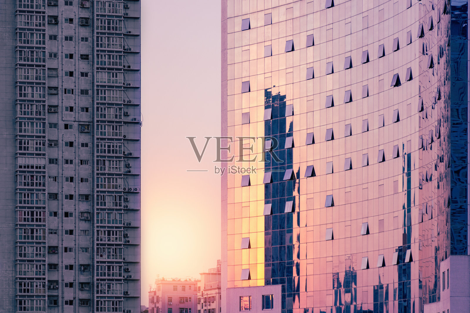 豪华的企业大楼与破旧的住宅楼相映成趣照片摄影图片