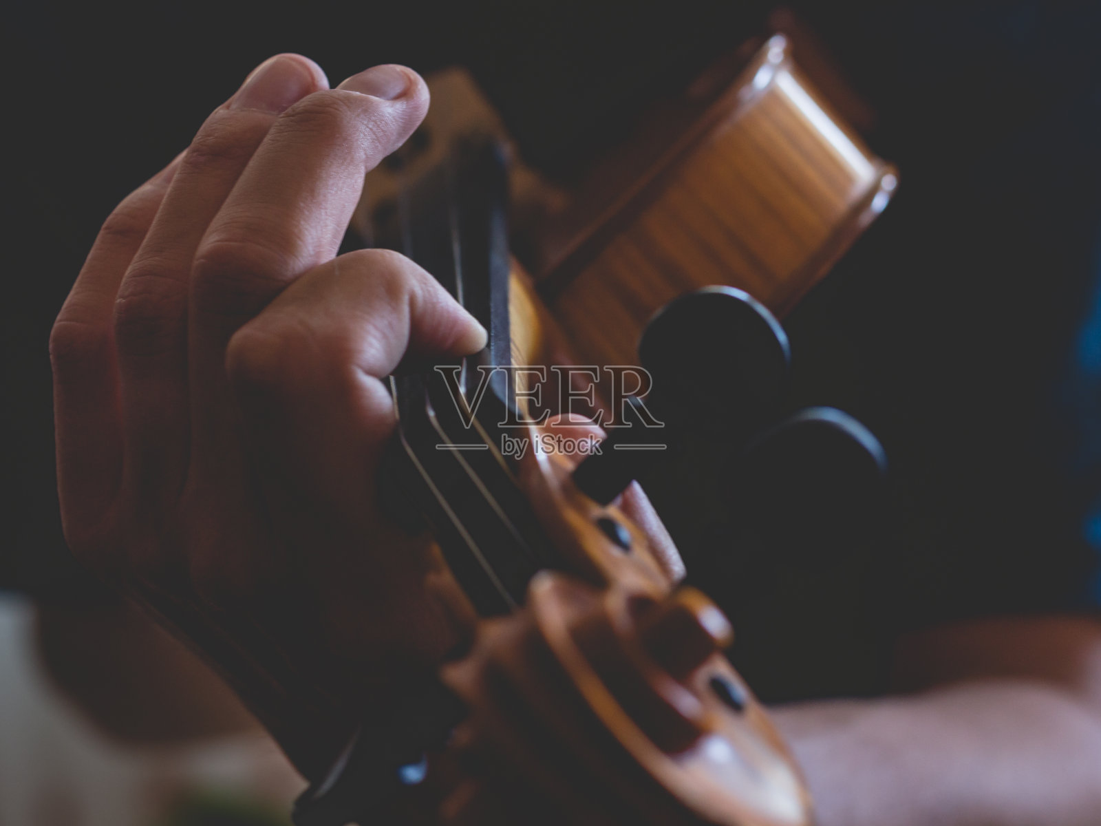 手拉小提琴照片摄影图片