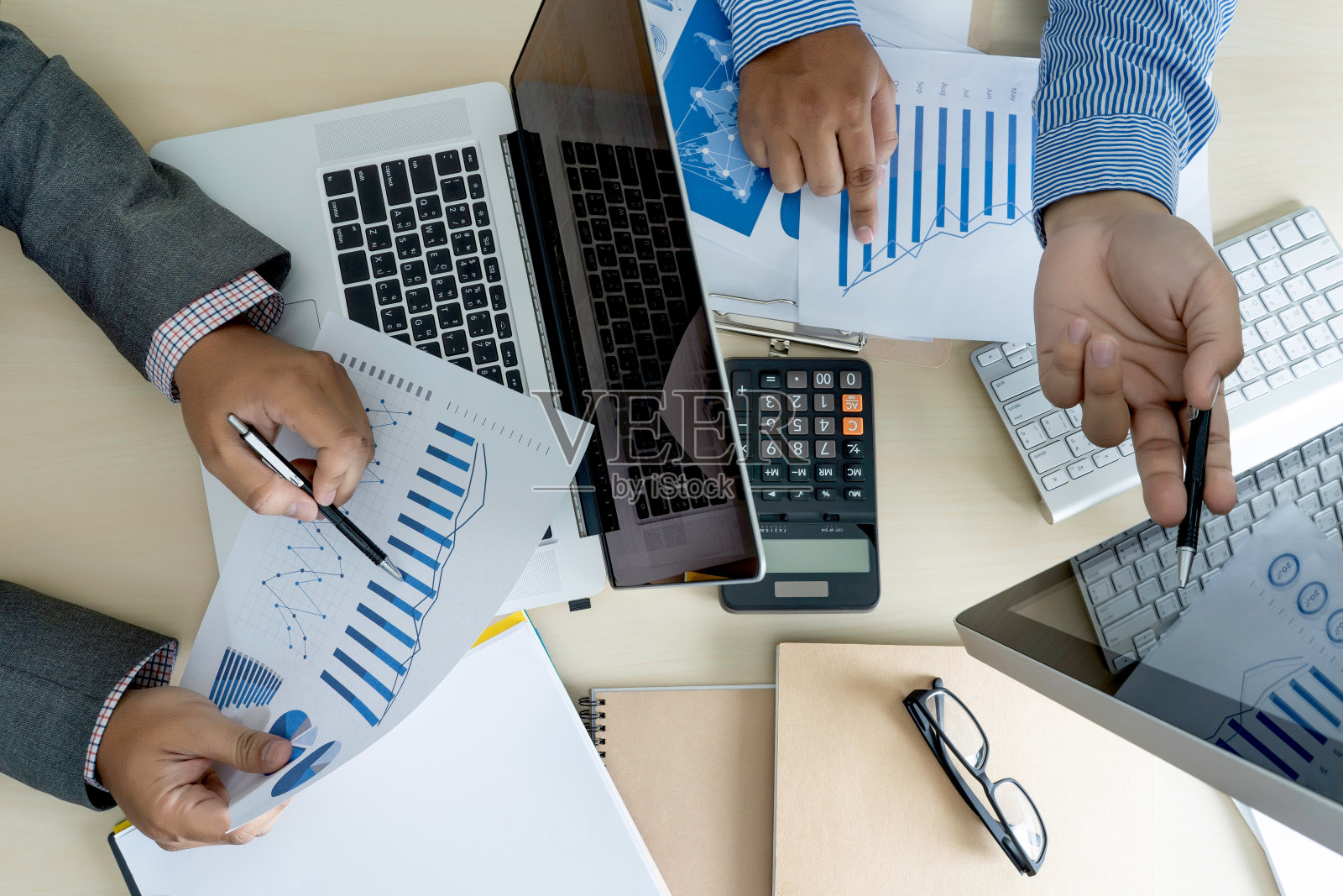 分析工作会计对笔记本电脑投资的概念。照片摄影图片