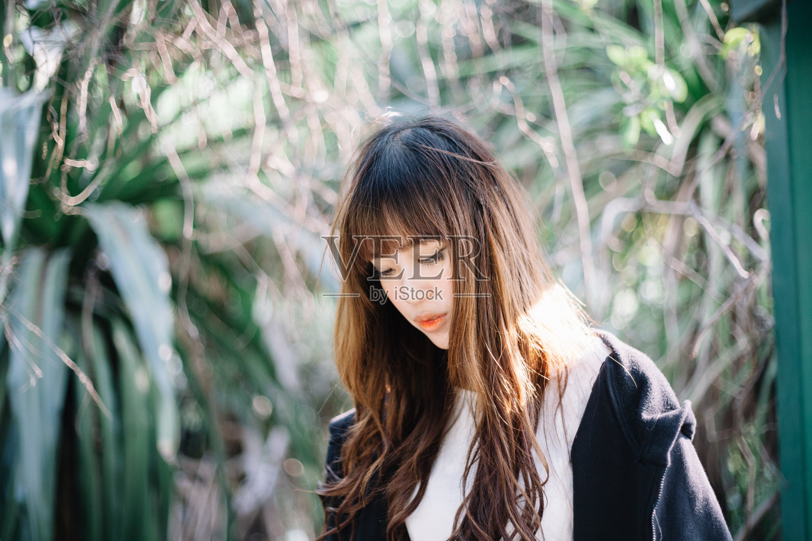 美女穿着运动装连帽衫照片摄影图片