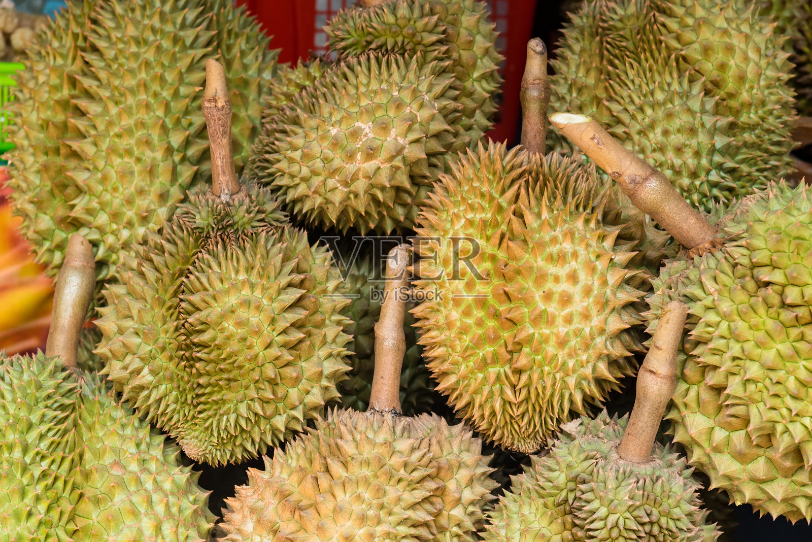 这些是榴莲。榴莲已经被安排在架子上展示给买家。我们称之为水果之王。榴莲有自己的季节。照片摄影图片