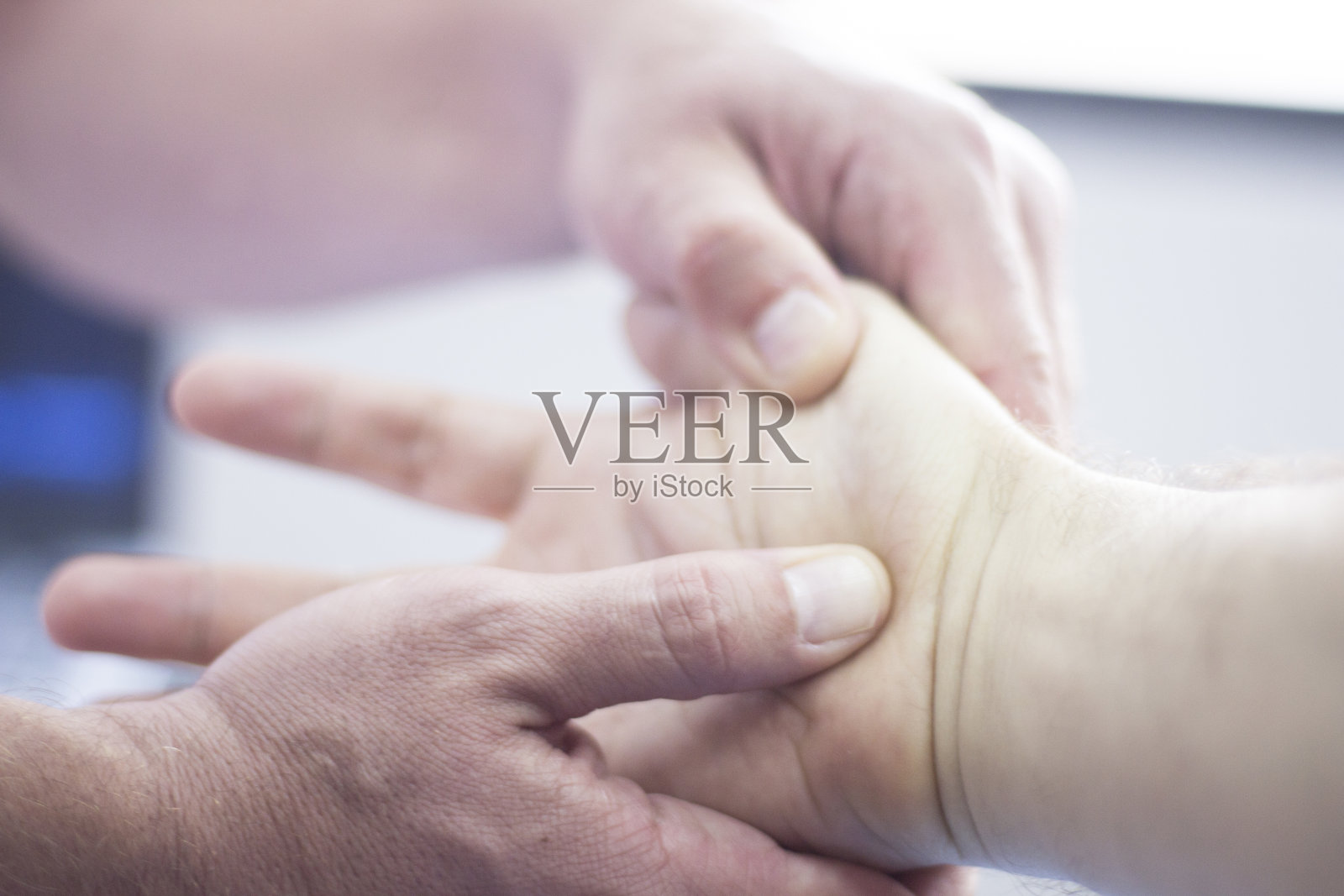 肌筋膜骨病物理治疗由物理治疗师和整骨医生对患者手部和手腕进行物理治疗康复治疗。照片摄影图片