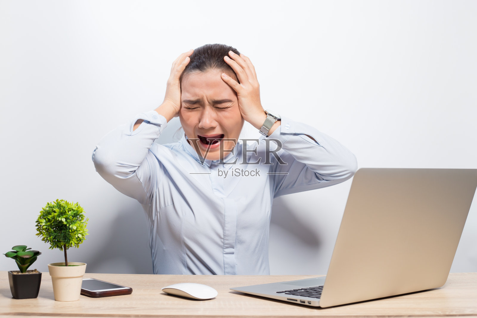 当女人看到笔记本电脑时，她会感到震惊照片摄影图片