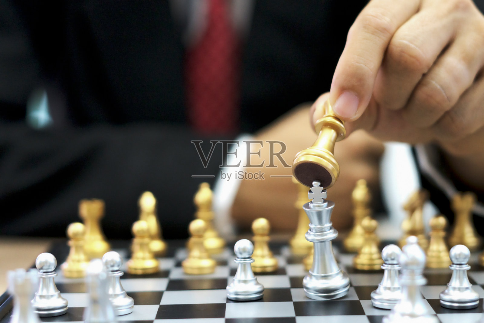 商人与团队一起移动棋子——战略、管理或领导概念照片摄影图片