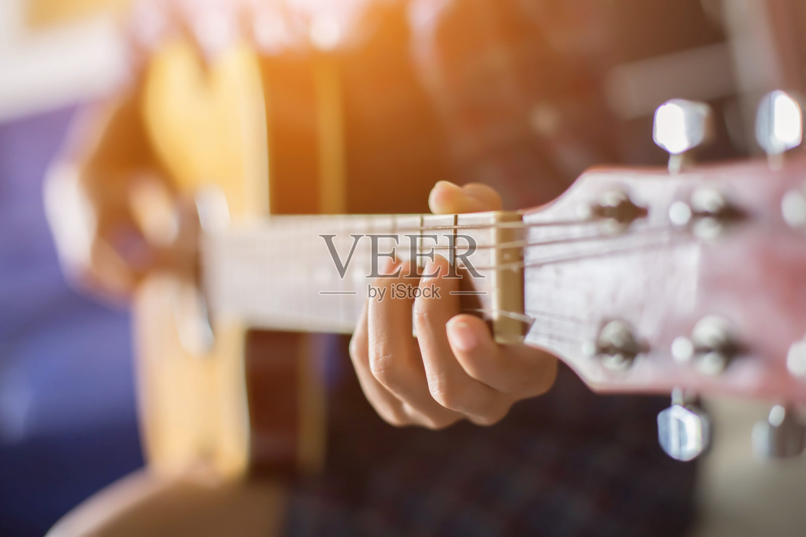 弹吉他的美女照片摄影图片