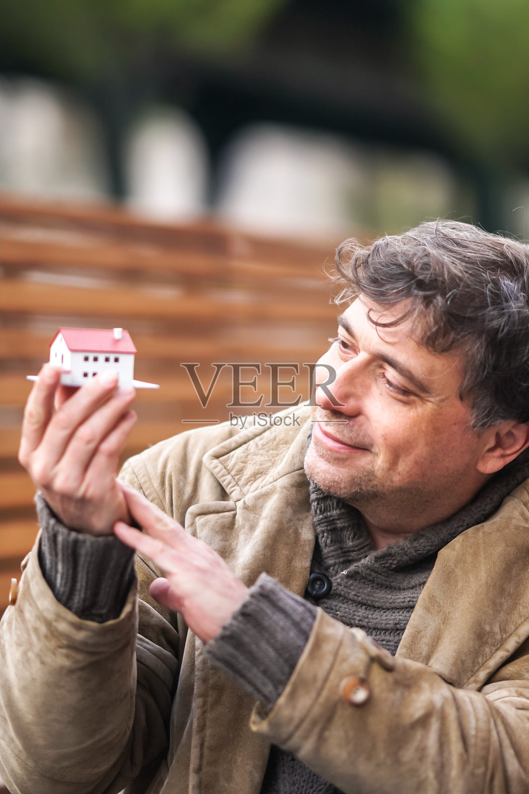 一个拿着样板房的人照片摄影图片