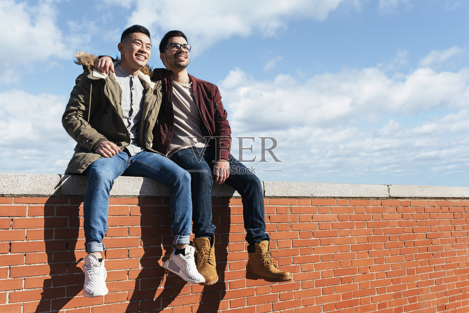 两个朋友玩得开心。照片摄影图片