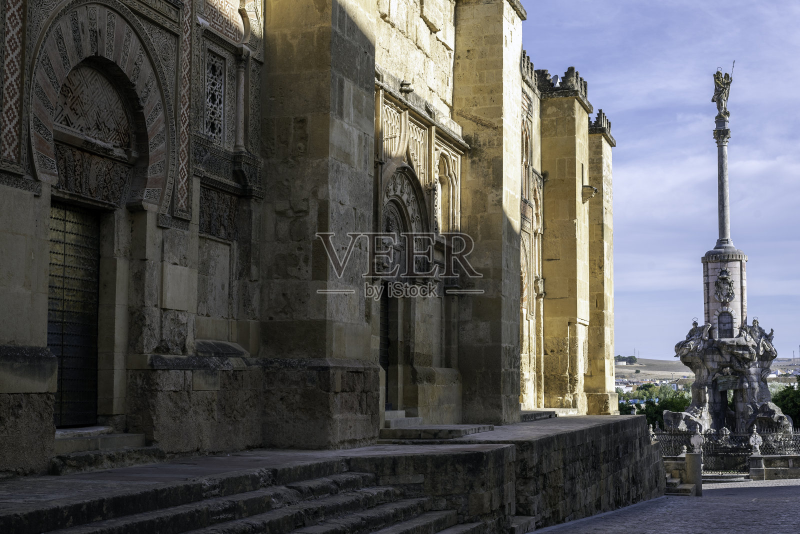 街道尽头的科尔多瓦清真寺和圣拉斐尔雕像照片摄影图片