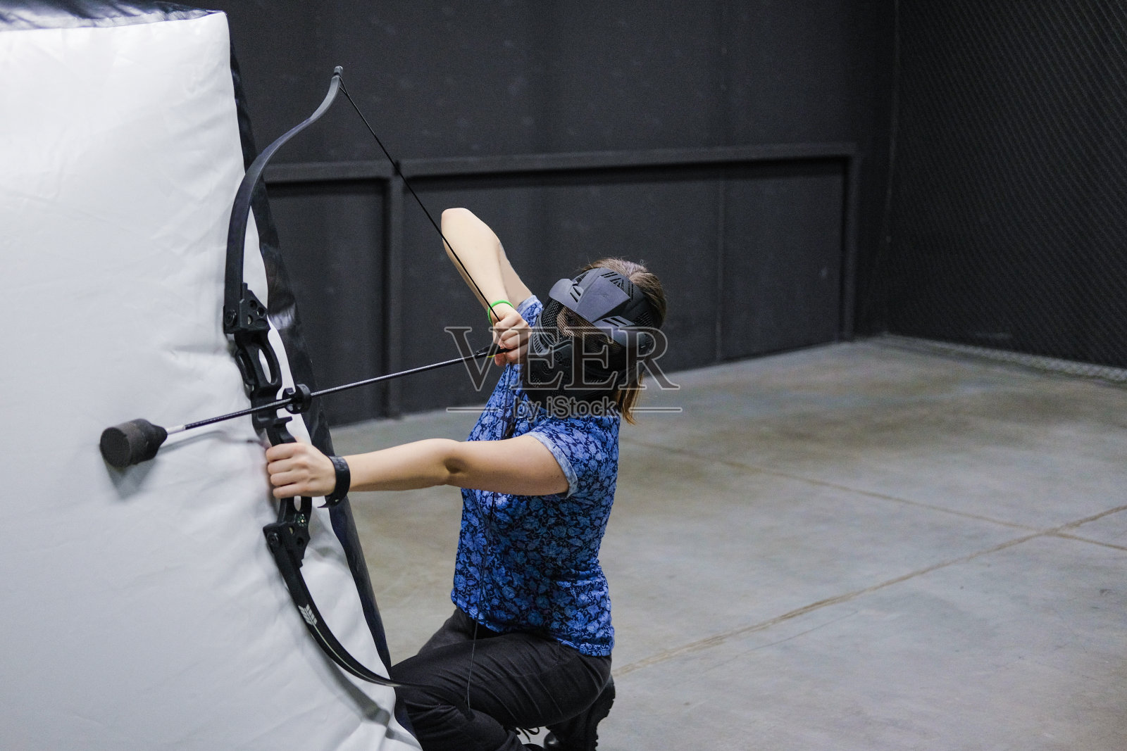 女性用弓弩弓。弓箭手瞄准了，神枪手。弩俱乐部。照片摄影图片