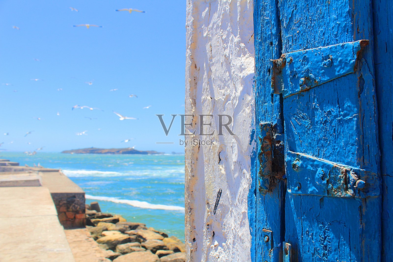 一扇来自索维拉·莫加多尔的蓝色门照片摄影图片