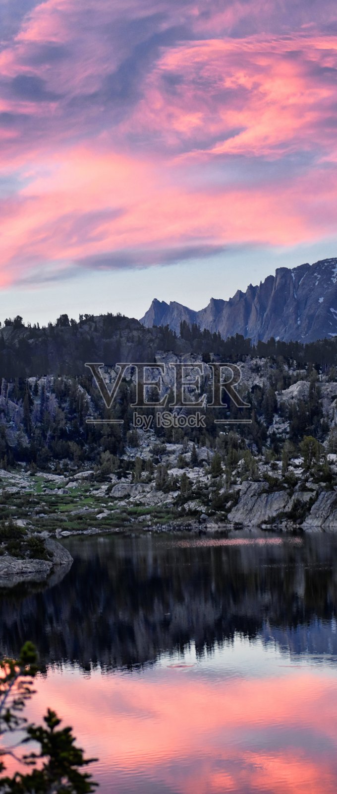 怀俄明州落基山脉风河山脉的塞内卡湖，从埃尔克哈特公园步道起点到提科姆盆地的背包徒步旅行路线，经过霍布斯，岛屿，上Jean湖和下Jean湖以及摄影师点。照片摄影图片