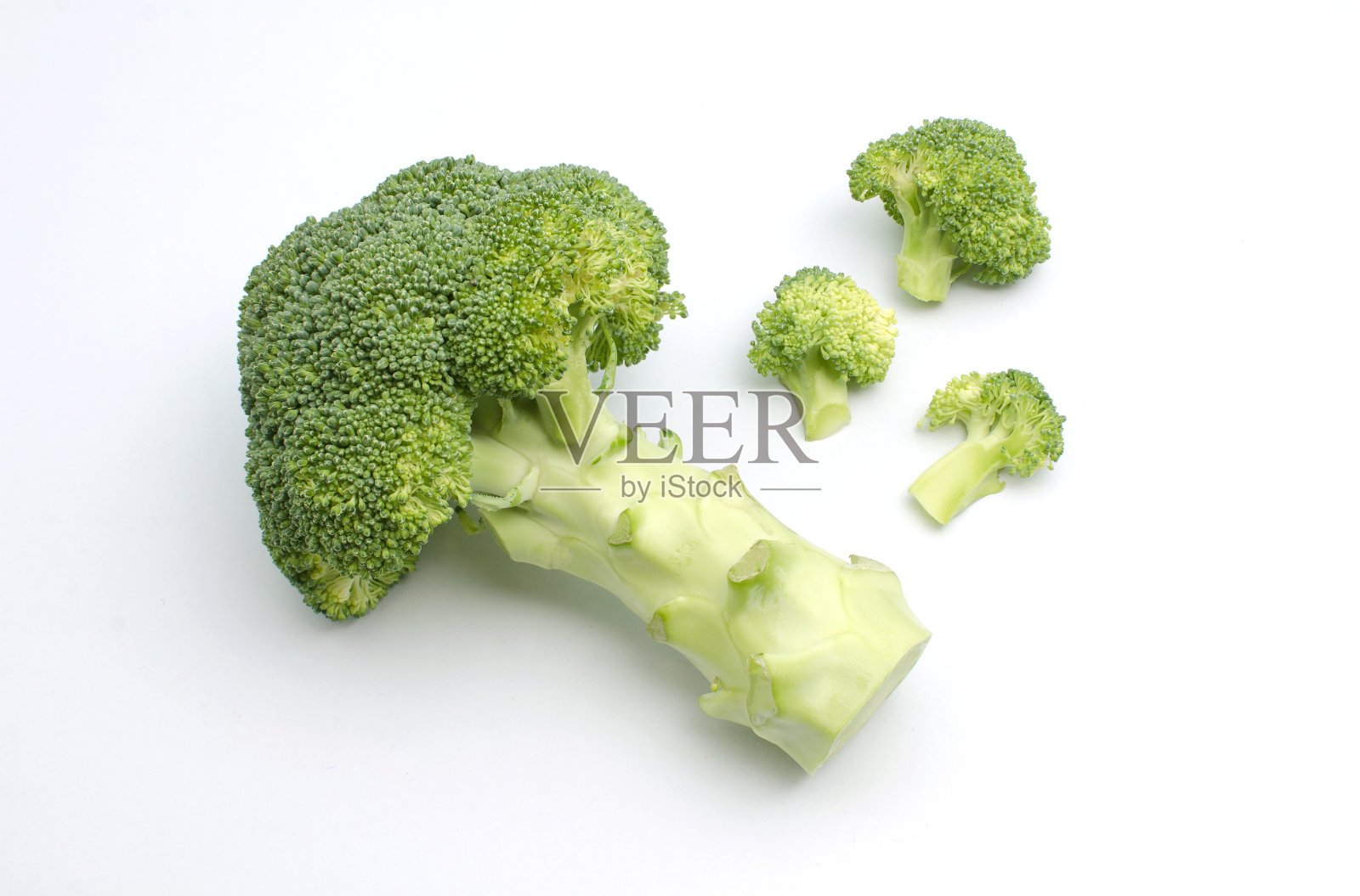 白色背景的新鲜西兰花照片摄影图片