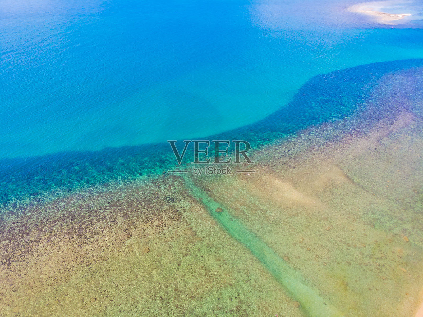 美丽的鸟瞰图的海滩和大海与许多树和白云在苏梅岛的蓝天照片摄影图片