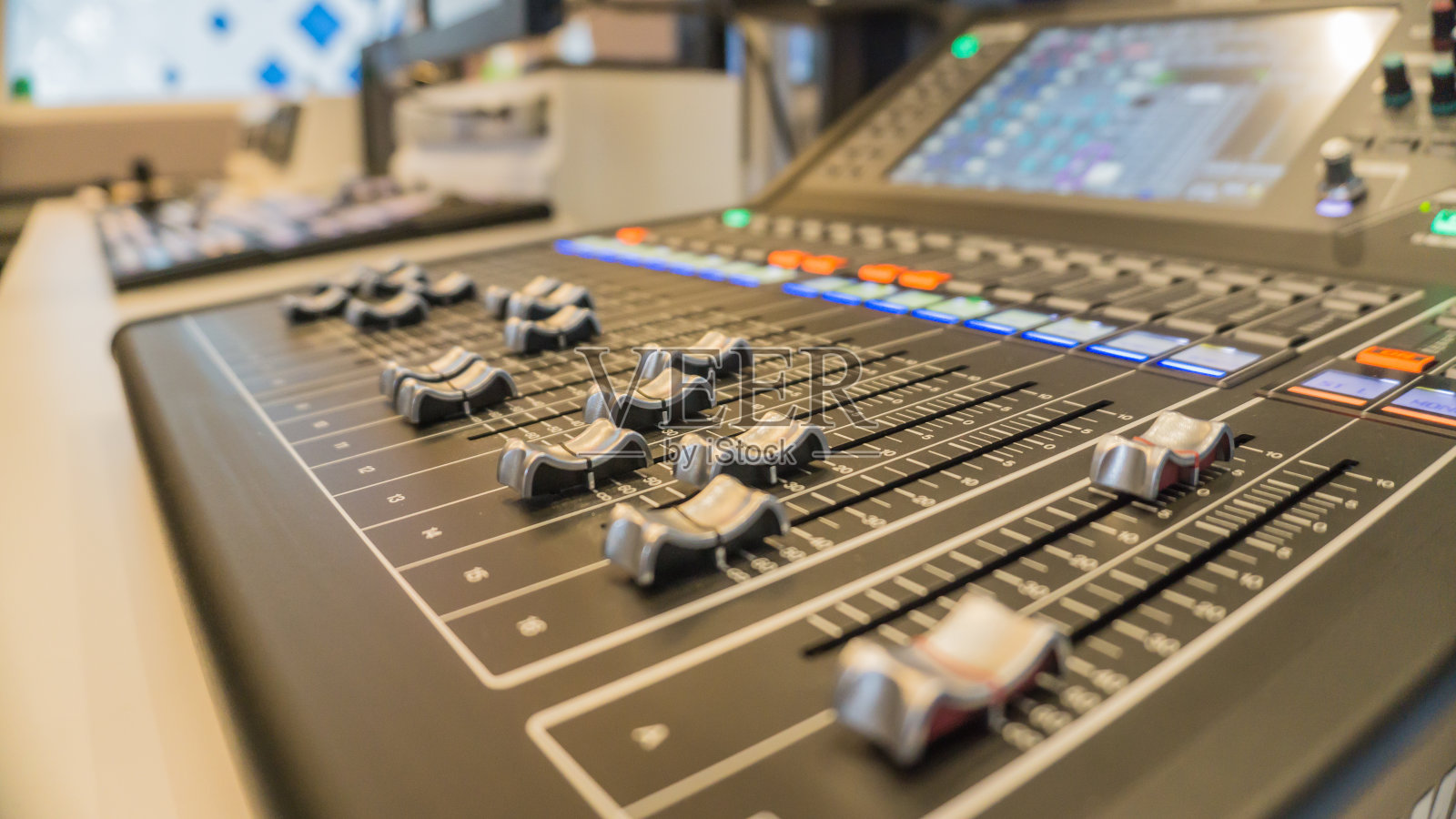 选择焦点按钮设备的混音器控制与模糊的背景。，在演播室进行直播。照片摄影图片