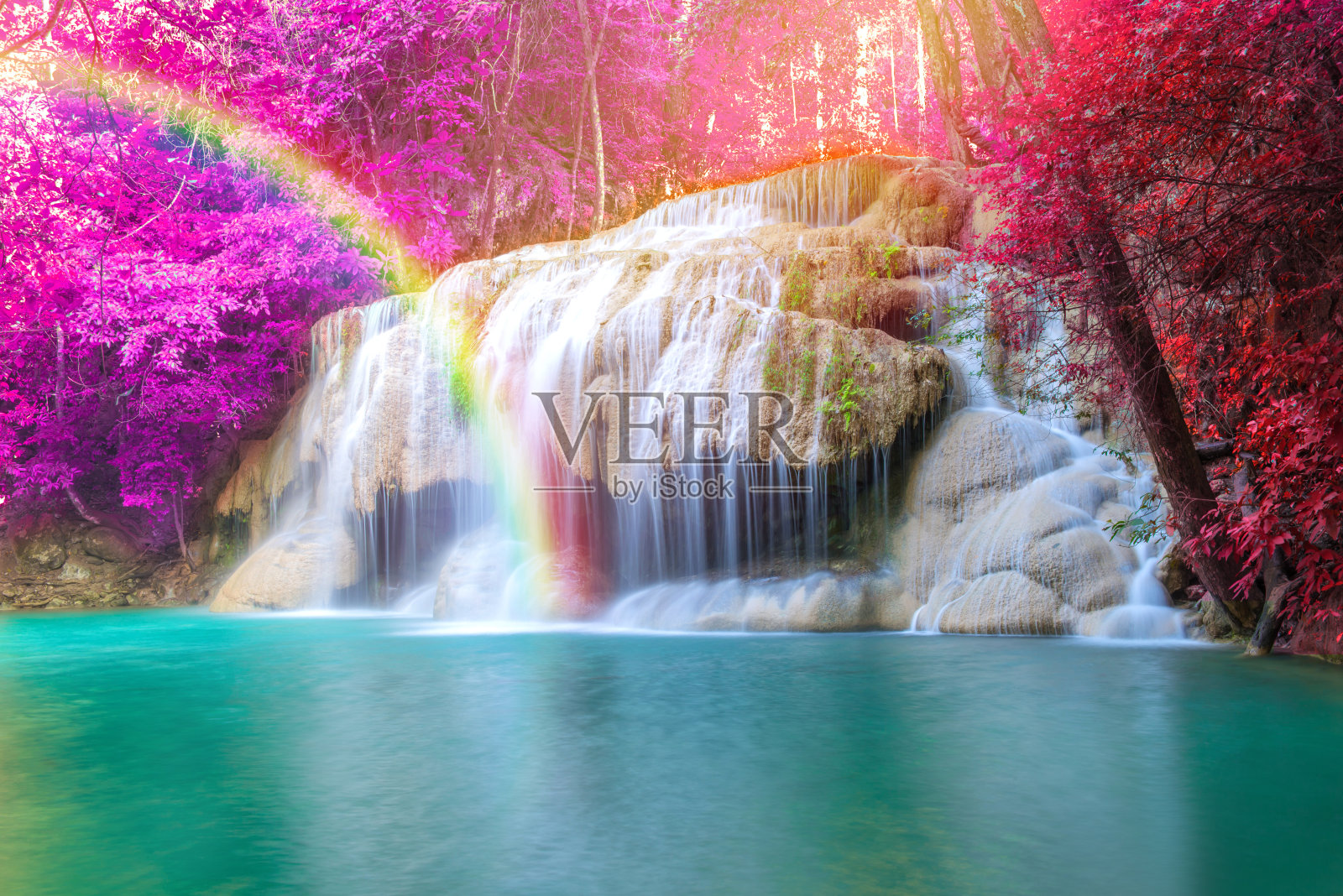 四面瀑布国家公园森林深处的瀑布，照片摄影图片