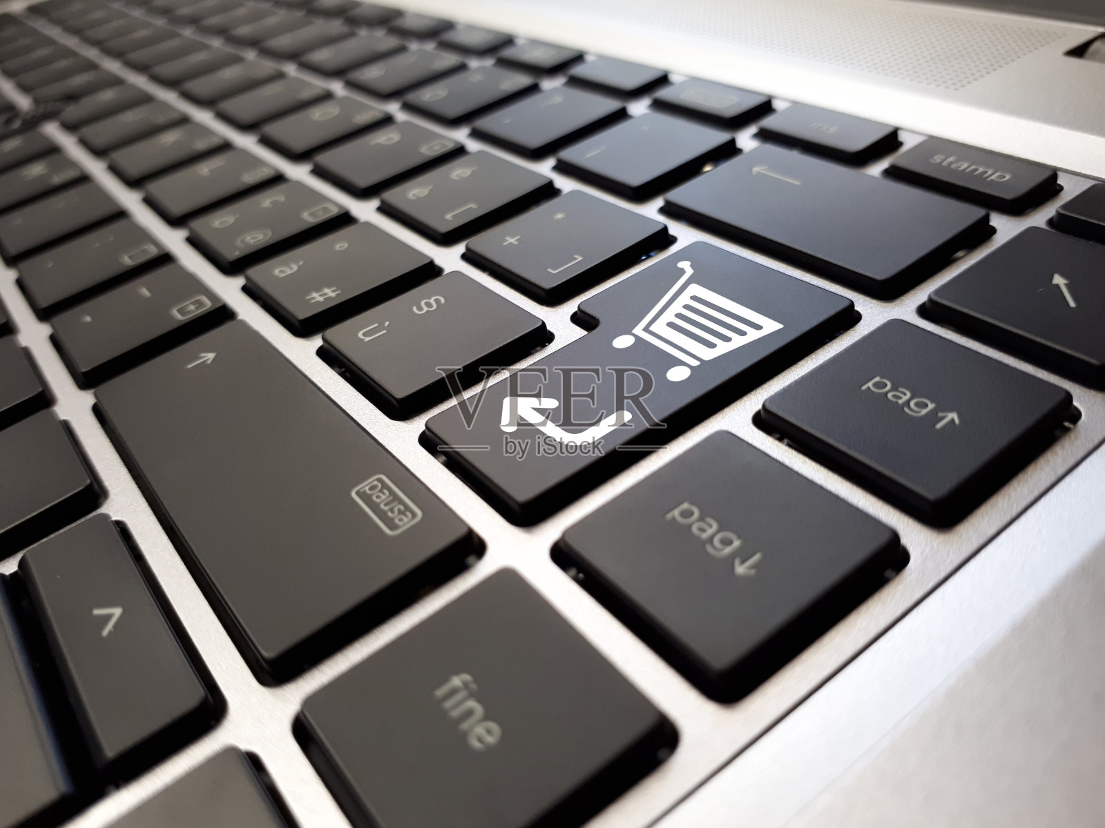 网上购物或网上商店概念，键盘上有购物车符号照片摄影图片