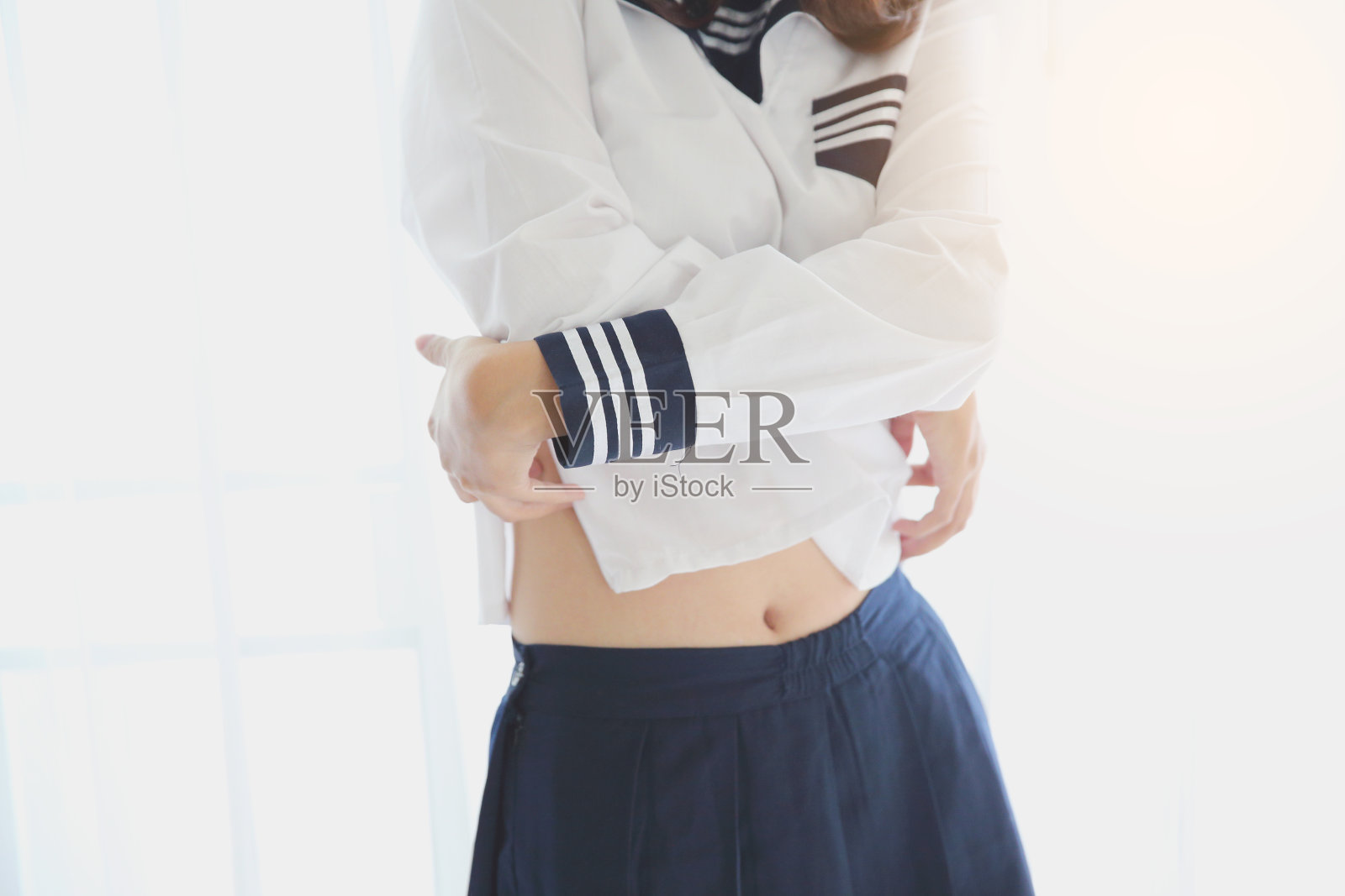 一个亚洲女学生穿着白色调和闪光照片摄影图片