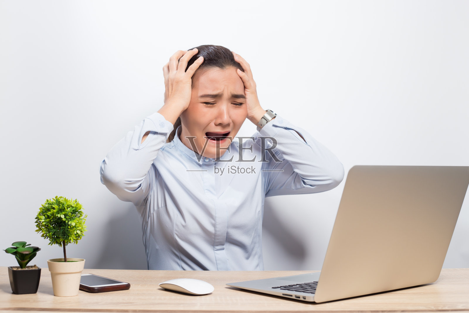 当女人看到笔记本电脑时，她会感到震惊照片摄影图片