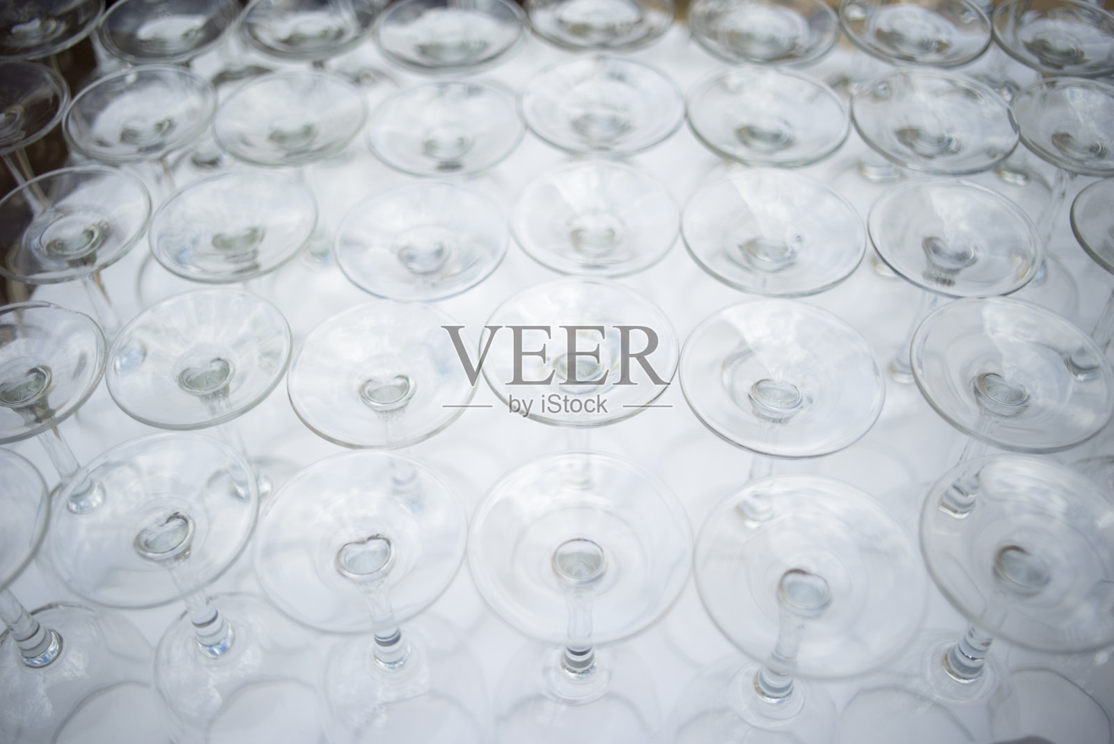 红或白酒杯在豪华酒店的婚宴上准备好供婚礼宾客饮用。照片摄影图片