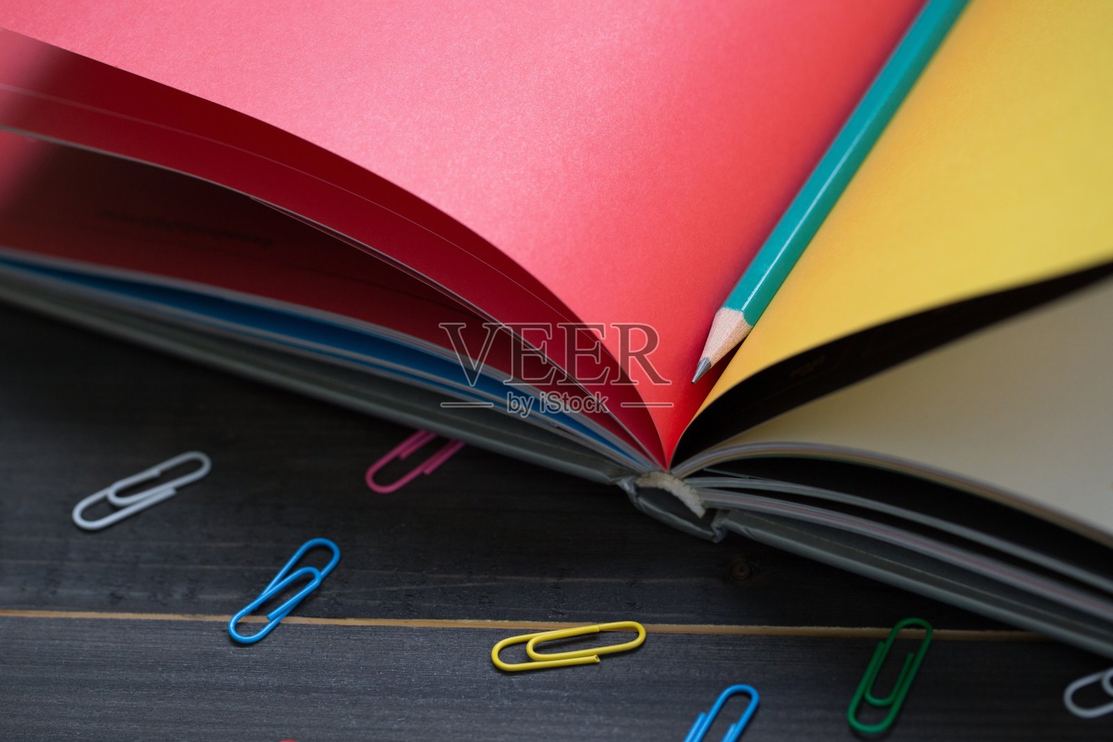 课桌上的课本。和设备一起学习。照片摄影图片