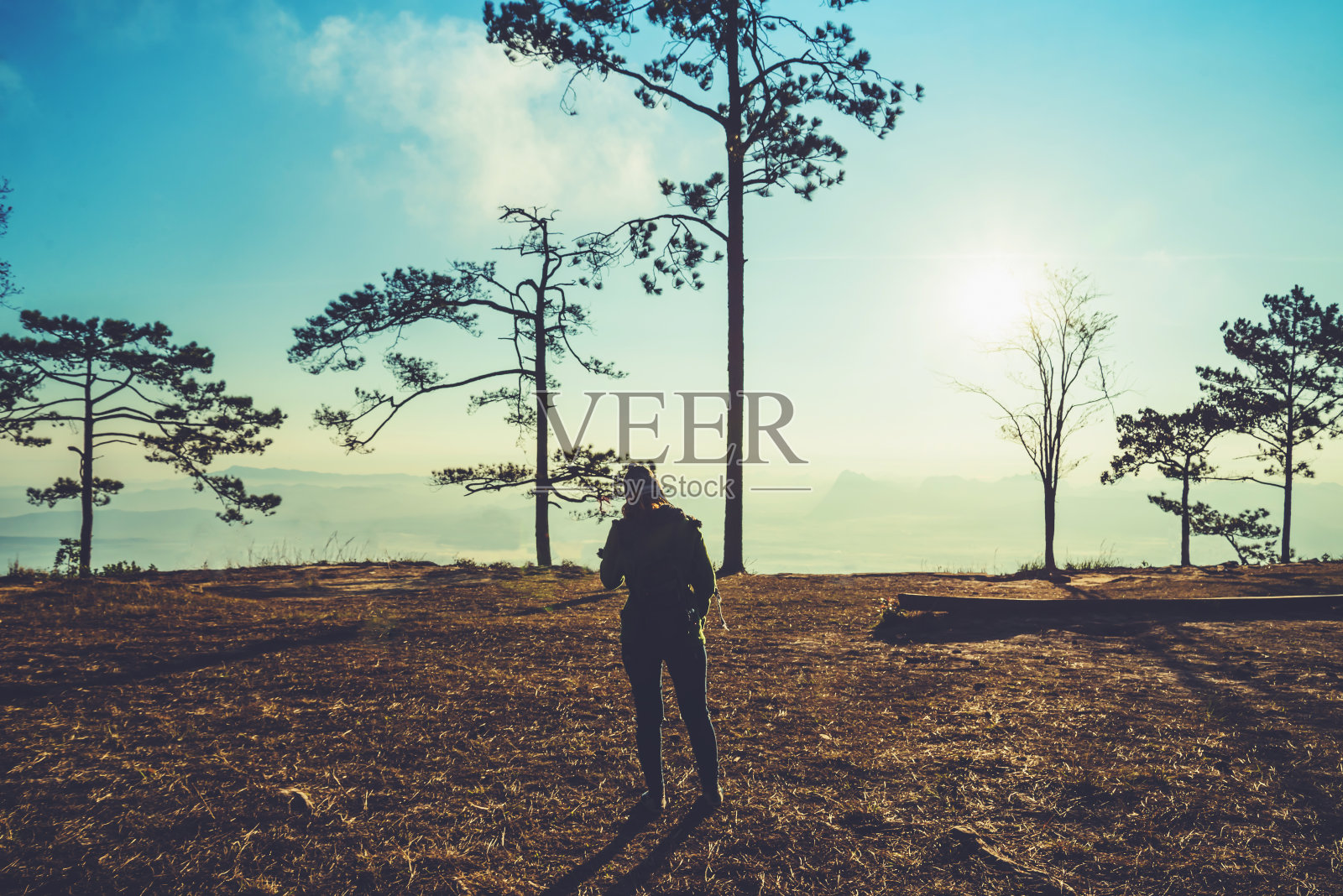 亚洲女性在假期旅行放松。早上看日出。在冬天。在泰国照片摄影图片