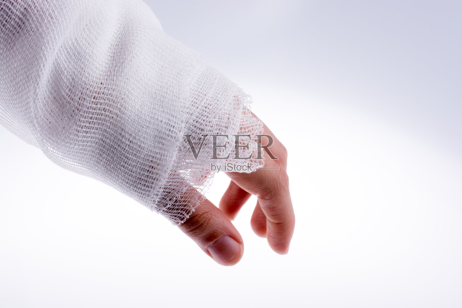 手缠绷带照片摄影图片