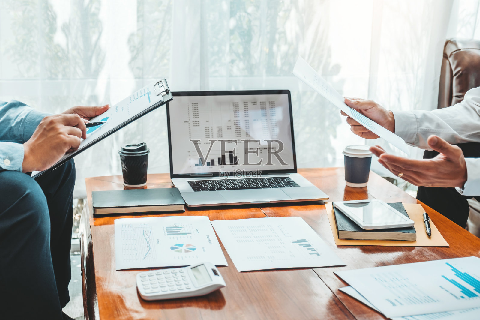 业务团队会议，战略规划，新启动项目计划，财务和经济图表，笔记本电脑成功的团队合作照片摄影图片