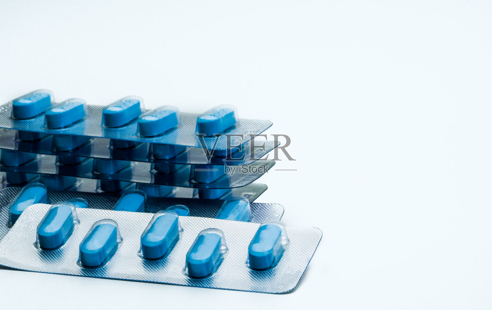 蓝色片剂用于生殖器或口腔疱疹的全程治疗。单纯疱疹病毒(HSV)或带状疱疹的抗病毒药物。性传播疾病概念照片摄影图片