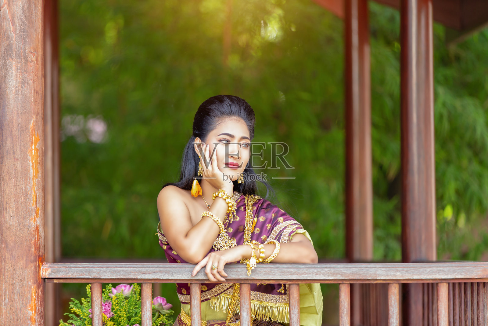 肖像泰国美女穿着泰国民族服装。照片摄影图片