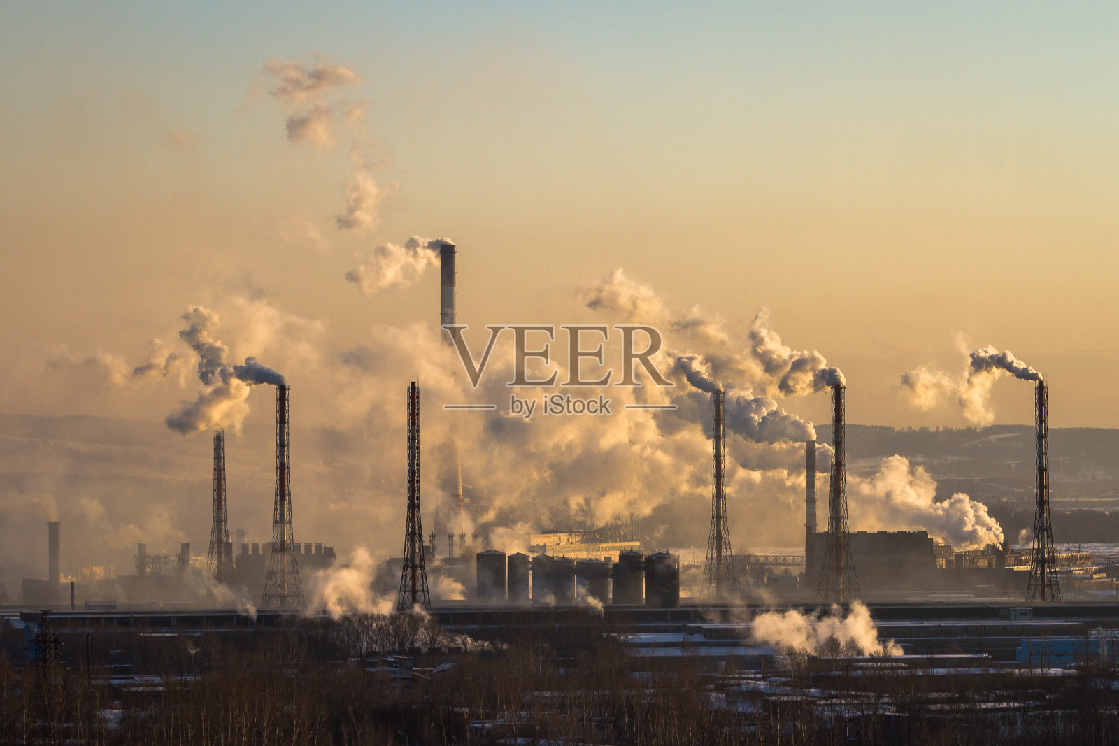 工厂有烟雾和肮脏的空气污染照片摄影图片