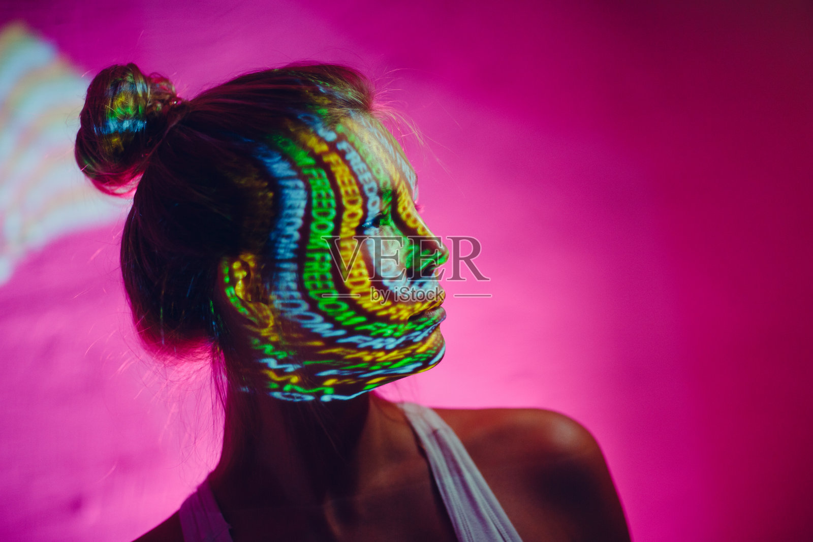 年轻的成年女子，脸上写着“自由”照片摄影图片