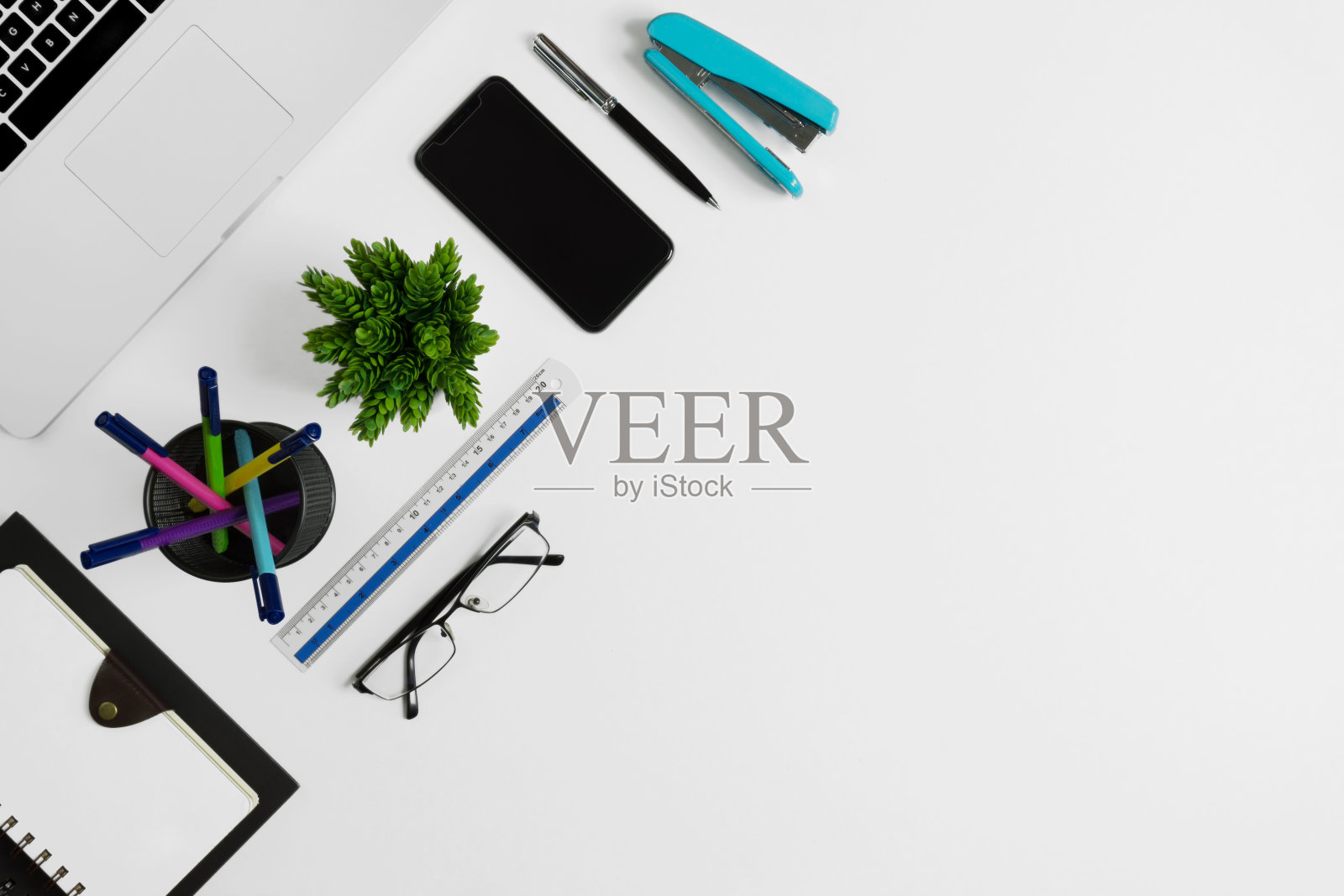 白色办公桌和办公用品的俯视图。照片摄影图片