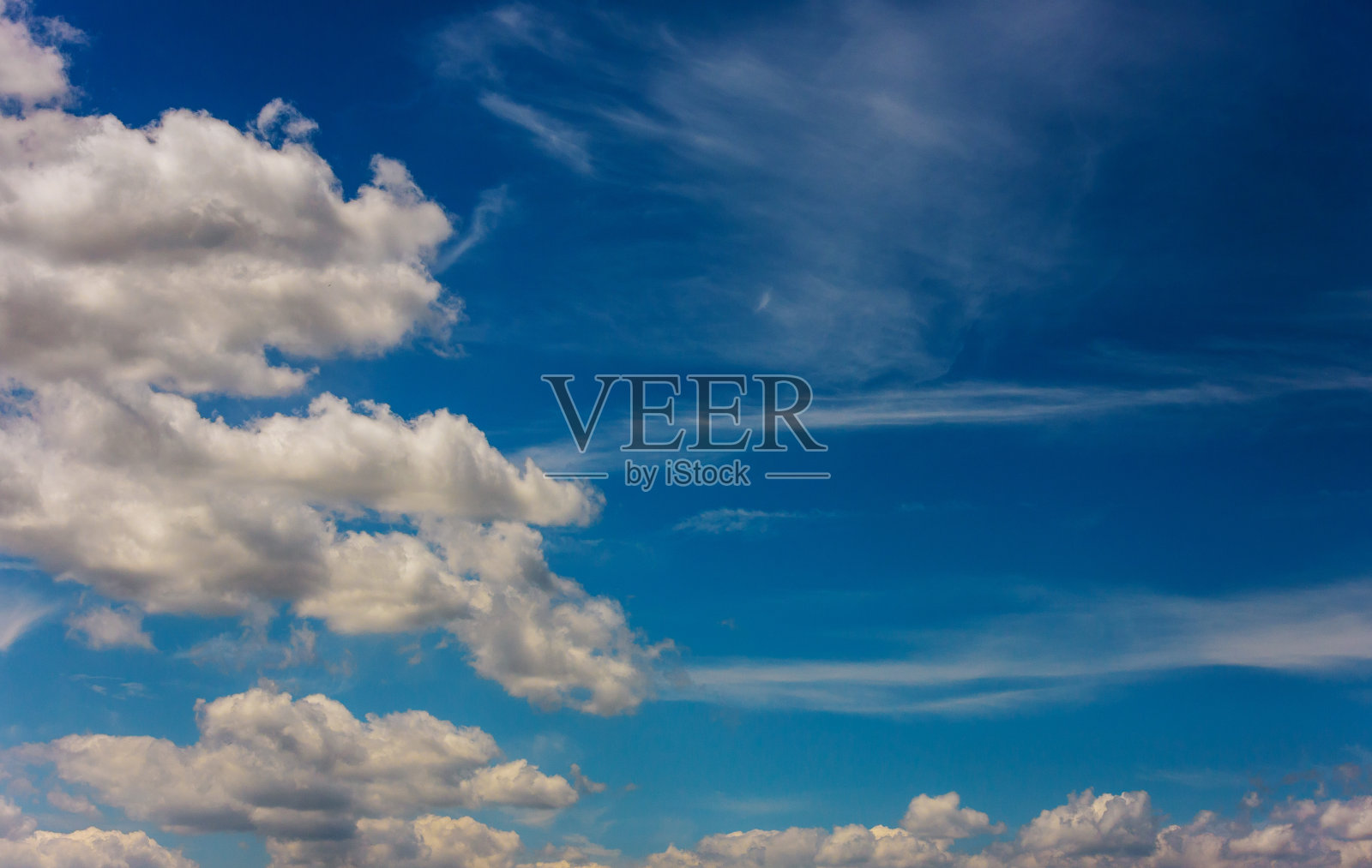 蓝天有云，有太阳。照片摄影图片