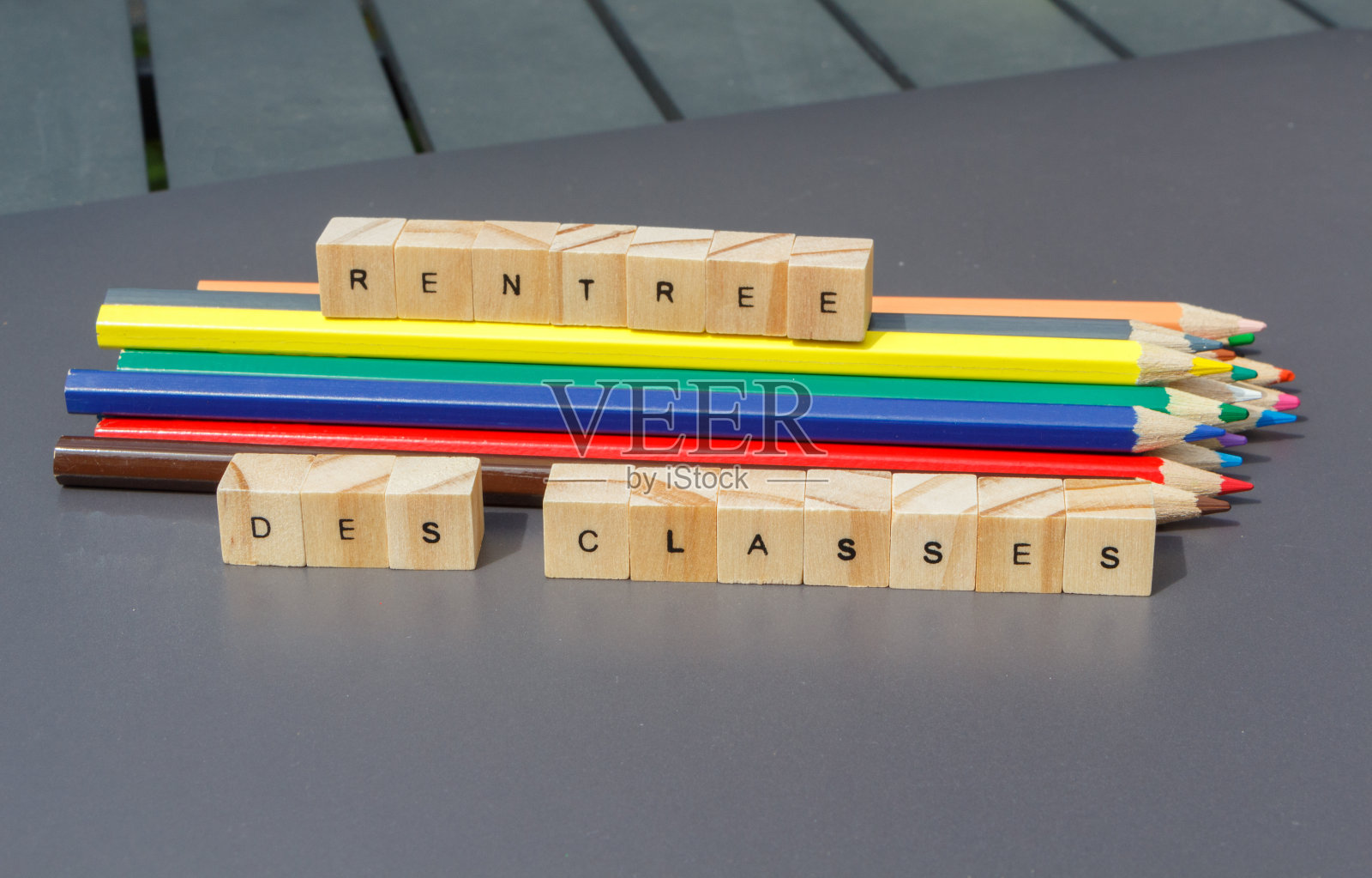 回到学校和彩色铅笔照片摄影图片