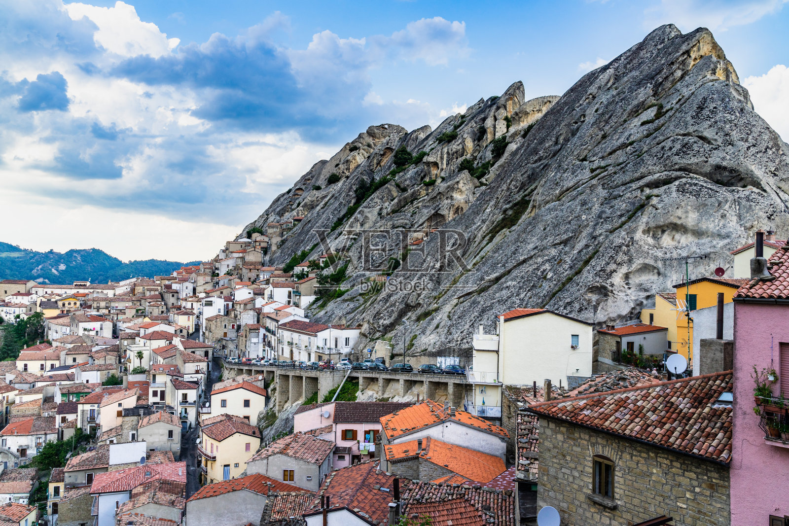 位于意大利巴西利卡塔的Dolomiti Lucane，亚平宁山脉风景秀丽的岩石上，风景如画的Pietrapertosa村庄照片摄影图片