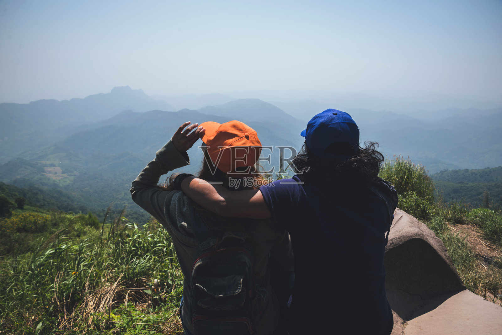 爱亚洲的男女在假期里旅游放松。坐下来欣赏山上的风景。高高兴兴地去山地公园。在泰国照片摄影图片