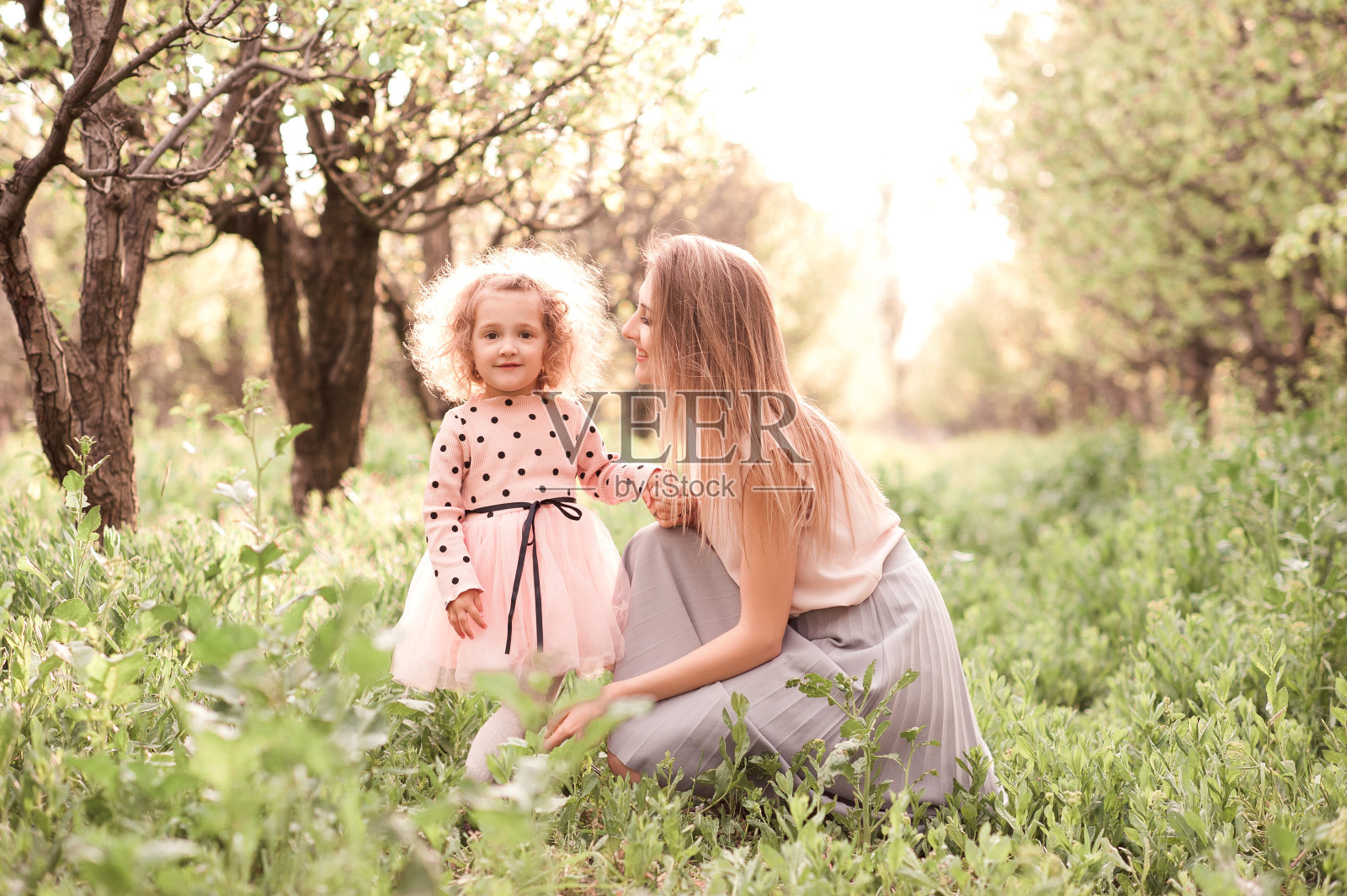 母亲带着小女孩照片摄影图片