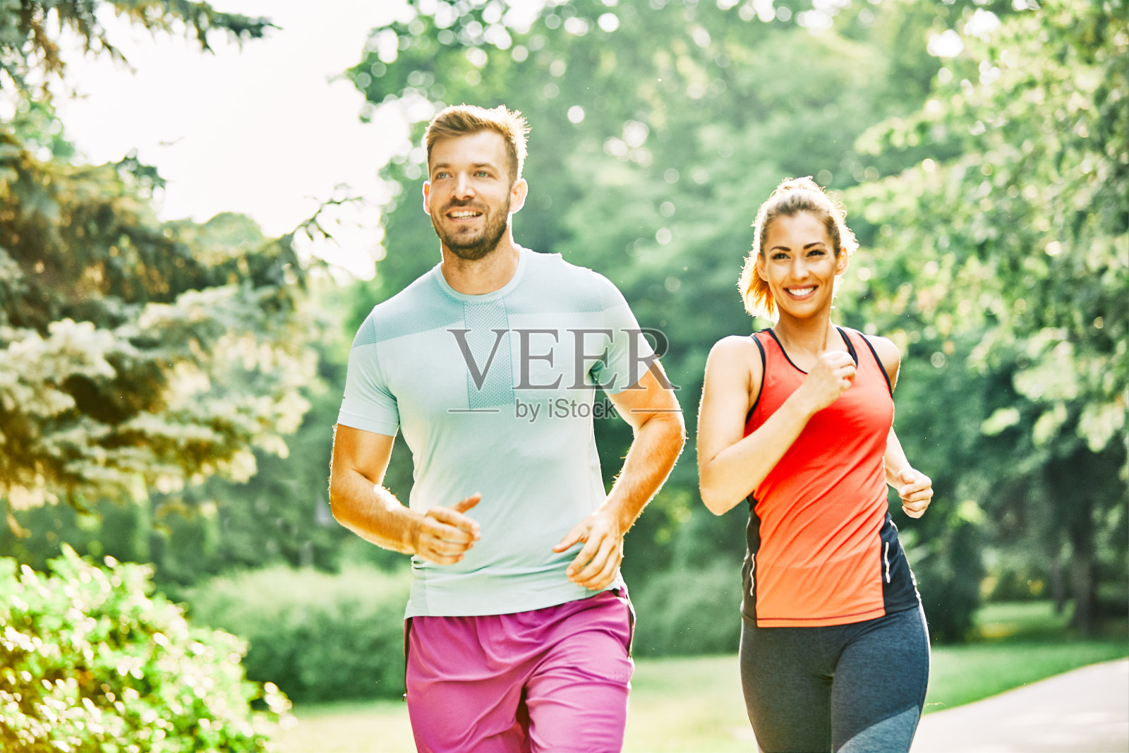 健身女性公园运动生活方式户外运动健康夫妇自然活跃的年轻人健身训练运动员照片摄影图片