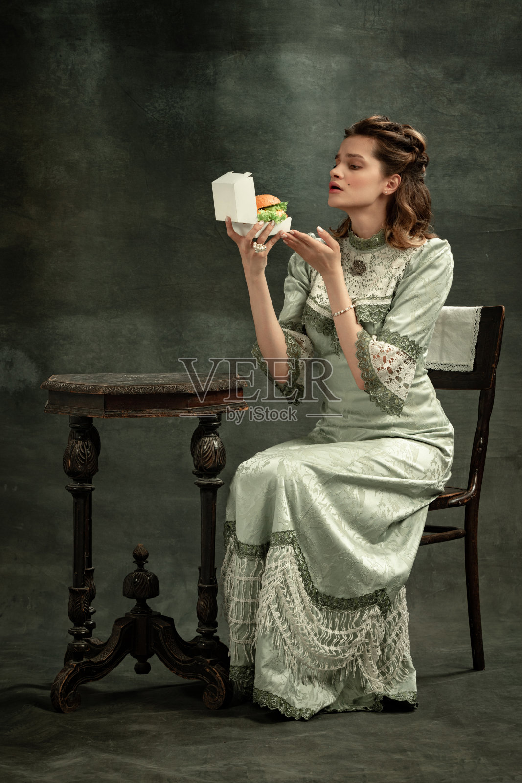 年轻迷人的女孩在中世纪的皇家人物或子爵夫人形象的概念肖像孤立地在黑暗的背景。时代比较概念。现代艺术,美照片摄影图片